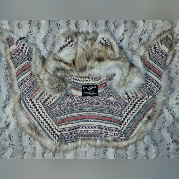 Spirithoods CE Timber Wolf Faux Fur Shawl - Picture 3 of 4